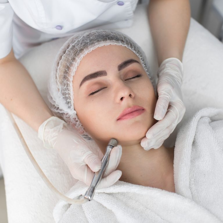 Unlocking the Secrets of Healthy, Glowing Skin: The Role of Skincare Clinics